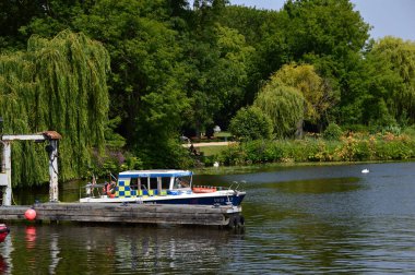 Hanse City Hamburg 'daki Alster Nehri' ndeki polis botu