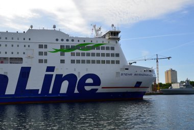 Schleswig-Holstein 'in başkenti Kiel Limanı' nda feribot.