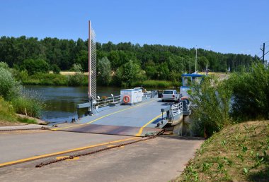 Aşağı Saksonya 'daki Schweringen köyünde Weser Nehri' nde feribot.
