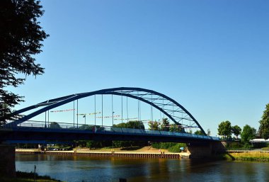 Aşağı Saksonya, Towm Hoya 'daki Weser Nehri üzerindeki köprü.