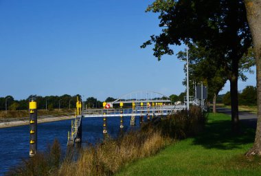Etelsen Köyü, Aşağı Saksonya 'daki Weser Nehri' nde kilitli.