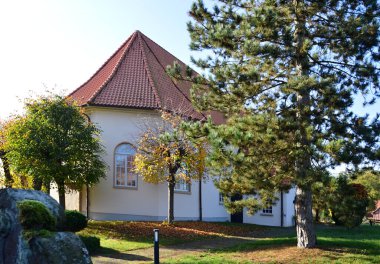 Tarihsel Johannes Baptist Kilisesi Sonbaharda Köy Dueshorn, Aşağı Saksonya 'da