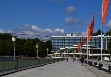 Aşağı Saksonya 'nın başkenti Hannover' deki Maschsee Gölü 'nde gezinti güvertesi.