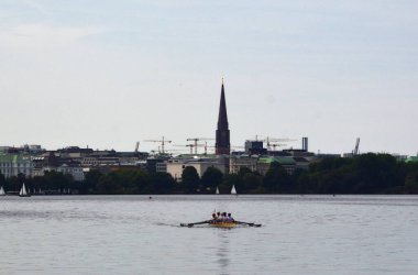 Hanse City Hamburg 'da Alster Nehri' ndeki tekne.