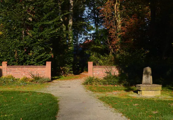 Sonbaharda Thedinghausen, Aşağı Saksonya 'daki Eyter Nehri' ne park et.