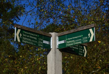 Heath Lueneburger Heide, Schneverdingen, Lower Saxony 'de Sonbaharda Yol İşareti