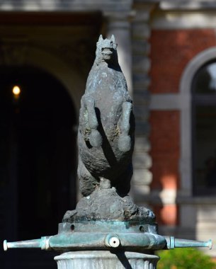 Rtelsen köyündeki tarihi şatoda heykel, Aşağı Saksonya