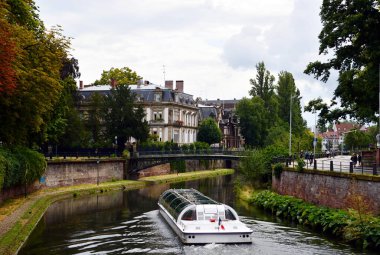 Fransa 'nın Strasburg şehrinde, River III' teki tekne.