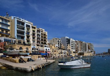 St 'deki Spinola Körfezi' ndeki Akdeniz Marina 'sı Malta Adası' ndaki Julianlar