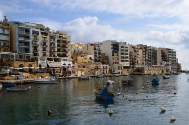 Spinola Körfezi, Malta Adası 'ndaki St. Julians kasabasında.