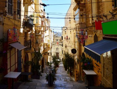 Malta 'nın başkenti Valetta' daki Dar Sokak