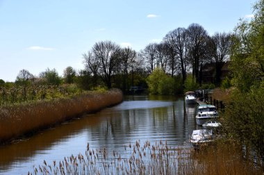Marina İlkbaharda Elbe Nehri 'nde Eski Ülkede, Aşağı Saksonya' da