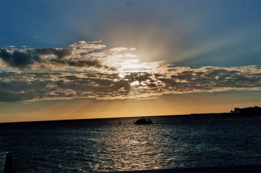 Florida Keys 'teki Key West' te Meksika Körfezi 'nin üzerinde gün batımı