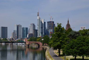 Frankfurt şehir merkezinden Skyline River Main 'de, Hesse