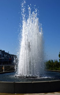 Seattle, Washington 'daki Puget Sound rıhtımındaki çeşme.