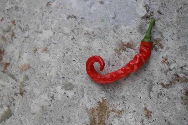 Красный Горячий Острый Перец Чили Лежит Каменном Мраморе Резки Кухонной — стоковое фото