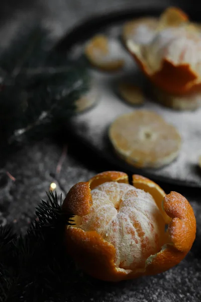 Mandarinas Jugosas Naranja Dulce Una Cáscara Pelada Encuentran Sobre Fondo —  Fotos de Stock
