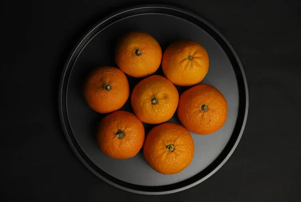 Dulce Naranja Ronda Jugosa Mandarinas Enteras Encuentran Sobre Fondo Negro — Foto de Stock