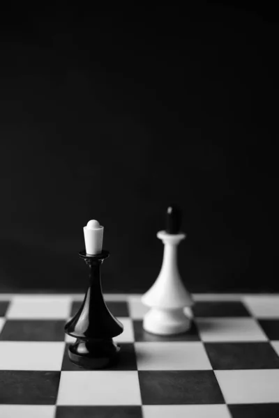 Középső Sakktáblán Királynő Fekete Fehér Sakkfigurái Mellett Zászlók Táblák Címkék — Stock Fotó