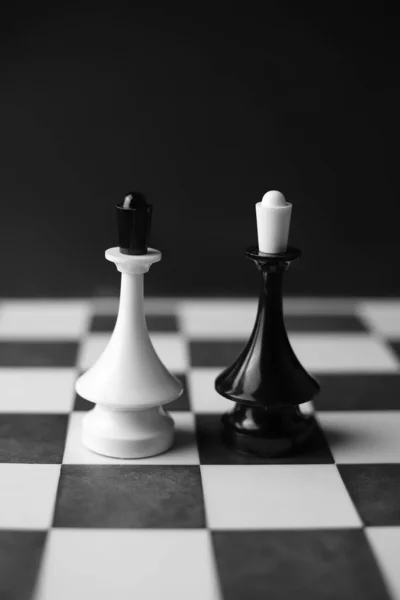 Ігровій Спортивній Шахівниці Посередині Стоїть Поруч Чорно Білими Шаховими Фігурами — стокове фото