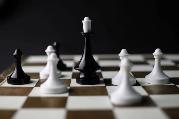 Ігровій Спортивній Шахівниці Шахова Фігура Чорної Королеви Оточена Білими Пішаками — стокове фото