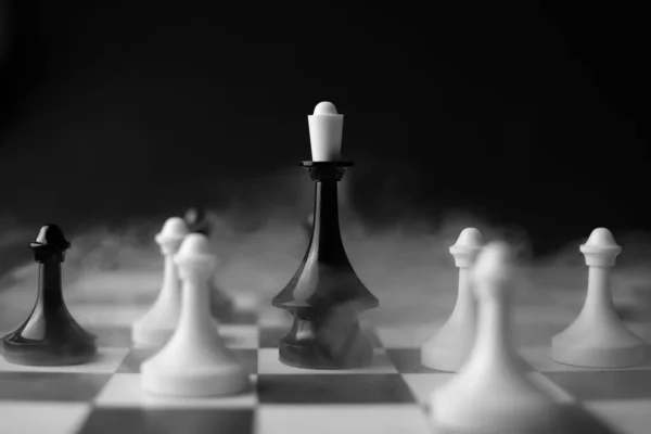 Egy Játék Sakktáblán Van Egy Fekete Királynő Sakkfigurája Füstös Fehér — Stock Fotó