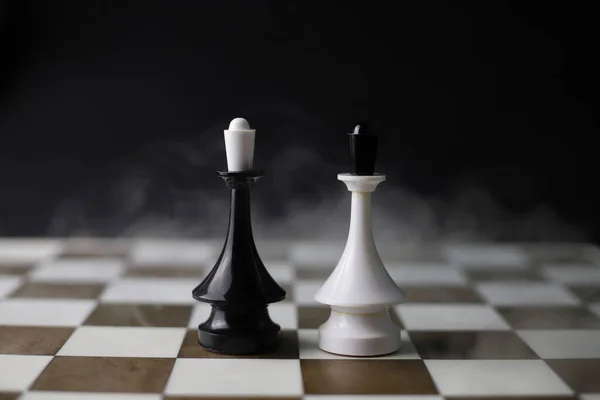 Ігровій Спортивній Шахівниці Посередині Стоїть Поруч Чорно Білими Шаховими Фігурами — стокове фото
