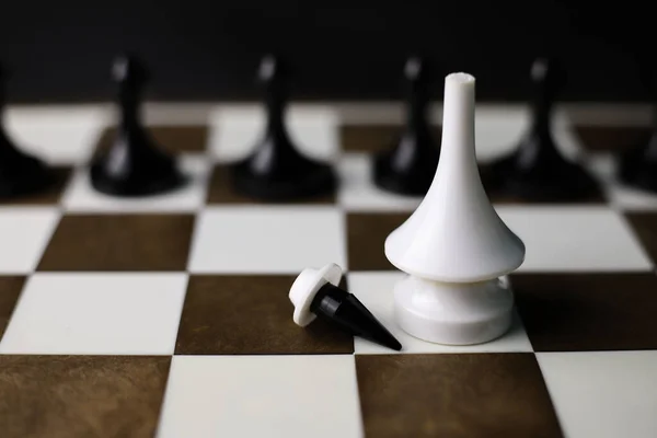 Sakktáblán Van Egy Sakkbábu Egy Fehér Legyőzött Bástyáról Felső Nélkül — Stock Fotó