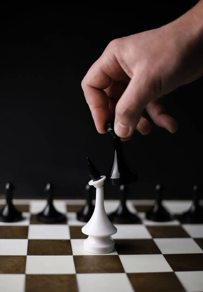 На шахматной доске шахматная черная ладья бьет белого слона в окружении черных пешек. для баннеров, вывесок, этикеток, флаеров, турнирных плакатов