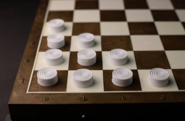 Aile ve arkadaşlar için mantıklı ve eğitici dama oyunu. Kahverengi tahtada beyaz ve siyah dama. pankartlar için kitapçık etiketleri açılış ekranları