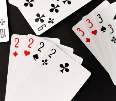 Kumar kartı oyunu. Kartlar siyah ve kırmızı elmas solucanlar sinek ve maça on dokuz ve koyu bir arka plan. pankartlar için kitapçık etiketleri açılış ekranları