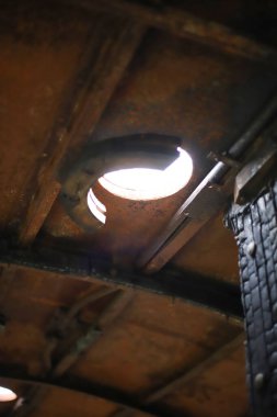 Eski, pejmürde, paslı bir lokomotifin demir parçaları. kitapçıklar ve kitapçıklar ve daha fazlası için