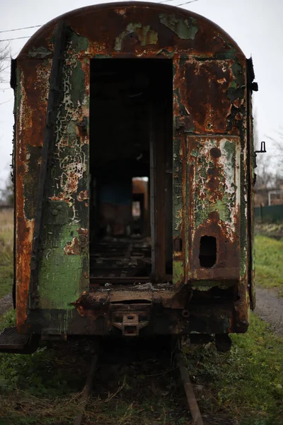 Old Rusty Shabby Train Carriage Windows Doors Peeling Green Paint — Stock Photo, Image