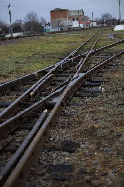 Явка Железнодорожных Путей Oturnout Железнодорожных Путей Старой Модели Вблизи Травы — стоковое фото