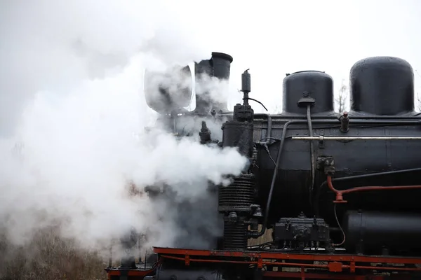 Eine Alte Retro Dampflokomotive Schwarz Mit Roten Fahrten Und Dampf — Stockfoto