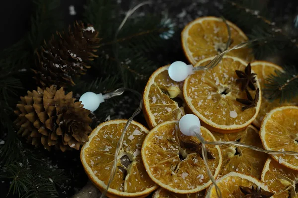 Getrocknete Orangen Tannenzapfen Zimtzweige Und Sternanis Schön Auf Naturholzstäben Ausgelegt — Stockfoto