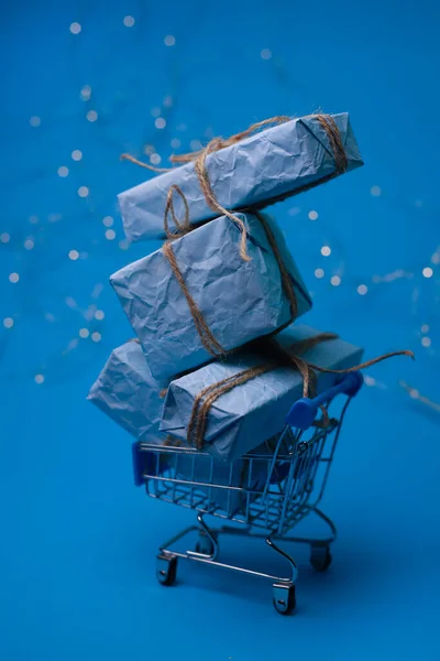 Quatre Cadeaux Papier Artisanal Bleu Noué Ficelle Sur Fond Bleu — Photo