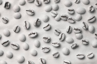 Beyaz arka planda beyaz renkli kahve çekirdekleri. Panolar, etiketler, el ilanları, kahve evleri vesaire için..