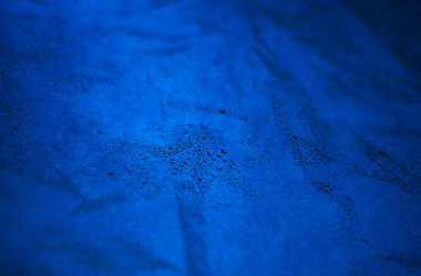 Su damlalarının soyut dokusu ve arkaplanı farklı boyutlarda büyük ve küçük ve mavi renklerde.