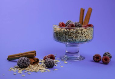 Böğürtlenli ve meyveli sağlıklı ve lezzetli yulaf ezmesi siyah bir mutfak tahtasında böğürtlen böğürtlenli elma. Sıçrama ekranı etiketleri kartvizit pankartları işaretleri için