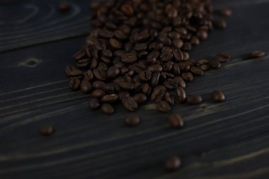 Koyu ahşap bir yüzey üzerinde çeşitli kokulu kahve çekirdekleri bir kedi şeklinde serilmiştir. Pankartlar, el ilanları, sıçrama ekranları, menü etiketleri için