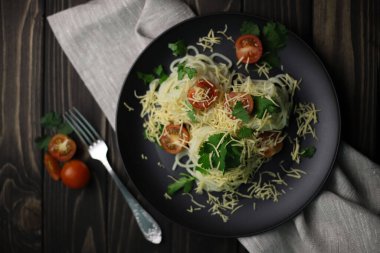 Lezzetli makarna, domates sosu ve kasede vişneli domates.