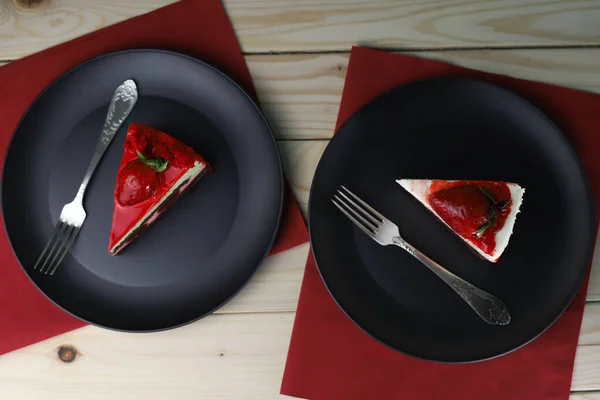 Siyah Mutfak Tabağında Çilek Kırmızı Arka Planda Pembe Böğürtlenlerle Süslenmiş — Stok fotoğraf