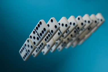 Tüm aile ve domino oyuncuları için mantık oyunu. Açık renkli domino taşlarının üzerinde siyah noktalar var.