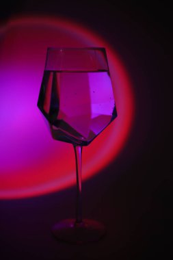 şeffaf cam ve neon renkli parlak psikedelik gökkuşağı renkleri.