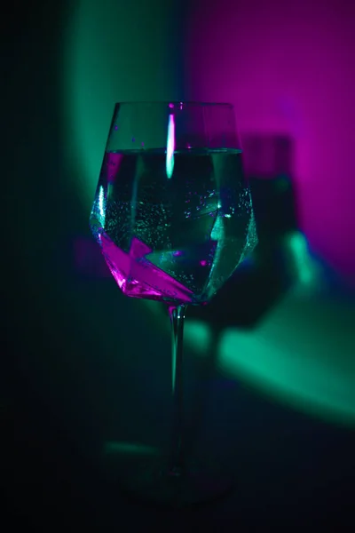 Átlátszó Üveg Vízzel Neon Telített Fénypszichedelikus Szivárvány Színekben — Stock Fotó