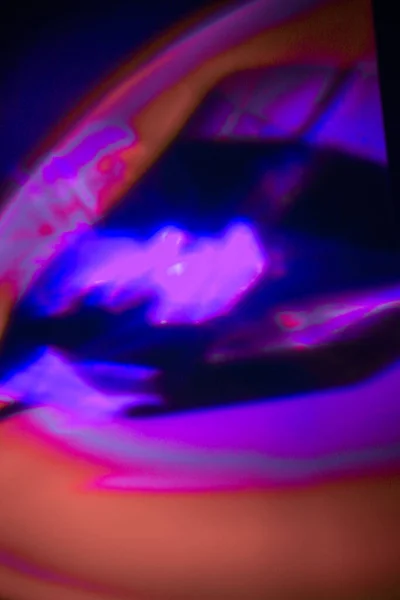 Przezroczyste Szkło Wodą Neonowych Nasyconych Jaskrawopsychodelicznych Kolorach Tęczy — Zdjęcie stockowe
