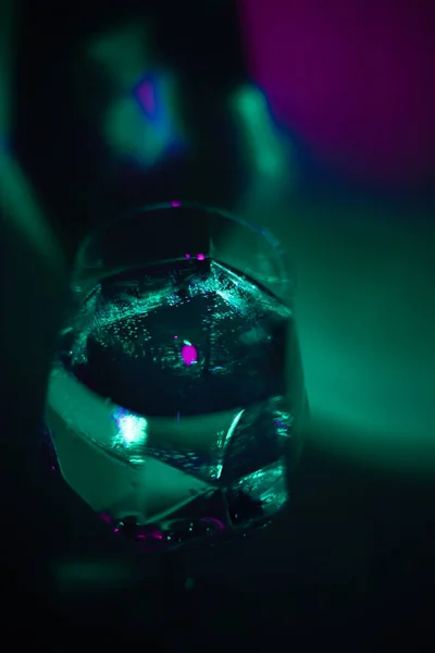 Kaca Transparan Dengan Air Neon Jenuh Warna Pelangi Terang — Stok Foto
