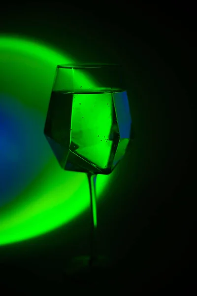 Vidrio Transparente Con Agua Colores Neón Saturado Brillante Arco Iris — Foto de Stock