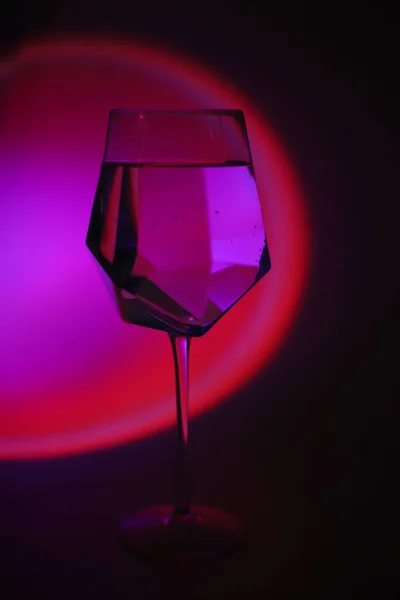 Vidrio Transparente Con Agua Colores Neón Saturado Brillante Arco Iris — Foto de Stock